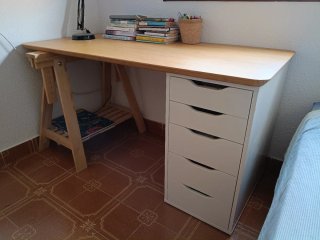 Escritorio madera con cajonera blanca