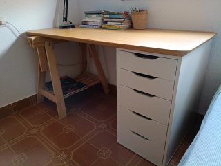 Escritorio madera con cajonera blanca