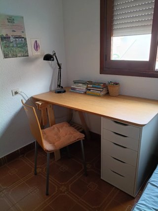 Escritorio madera con cajonera blanca