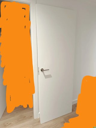 Puerta blanca interior