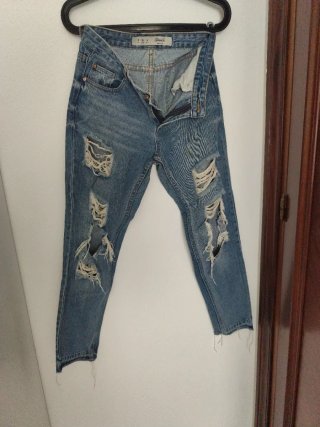 Pantalón vaquero desgarrado azul