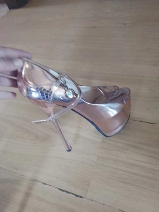 Zapatos de tacón con estampado de revista