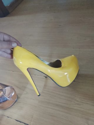 Zapatos de tacón con estampado de revista
