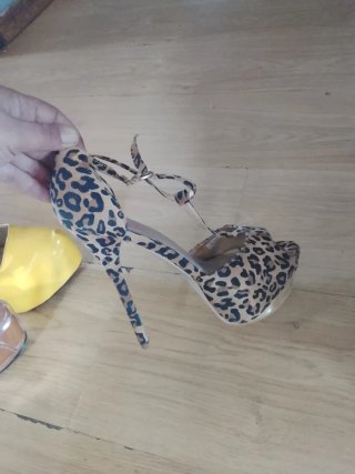 Zapatos de tacón con estampado de revista