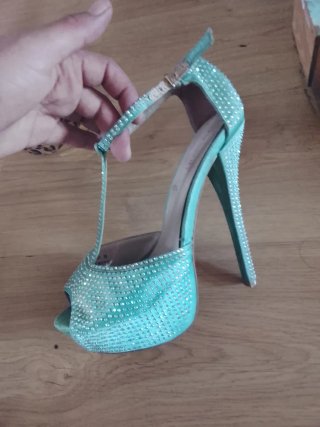 Zapatos de tacón con estampado de revista