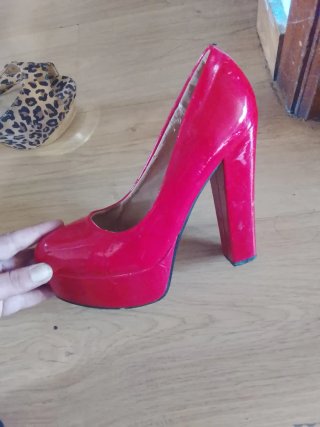 Zapatos de tacón con estampado de revista