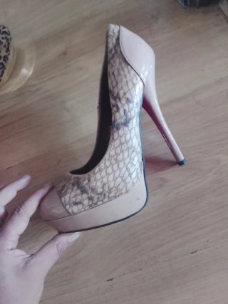 Zapatos de tacón con estampado de revista