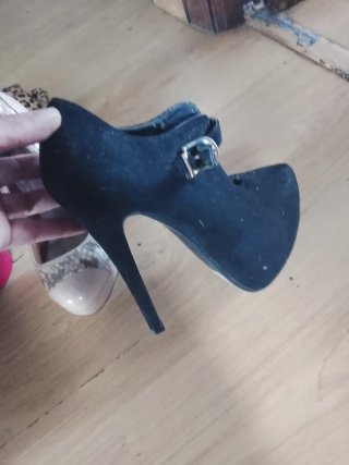 Zapatos de tacón con estampado de revista