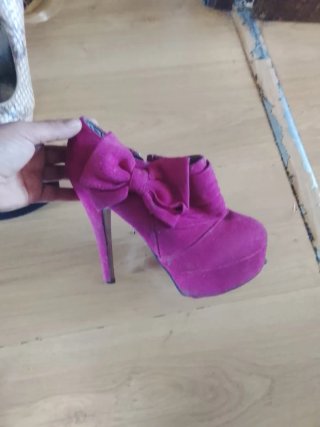Zapatos de tacón con estampado de revista