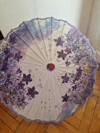 Sombrilla de papel morada y blanca