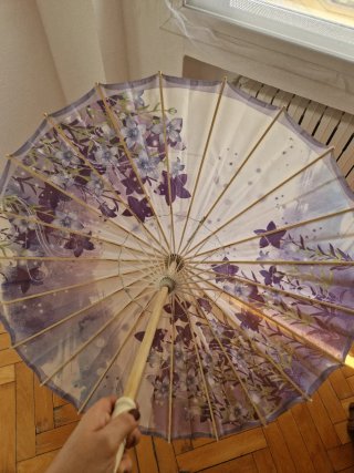 Sombrilla de papel morada y blanca