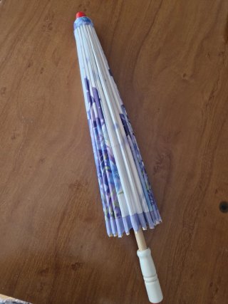 Sombrilla de papel morada y blanca