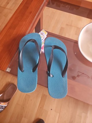 Chanclas azules y negras