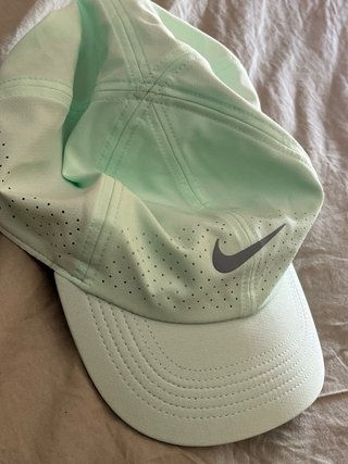 Gorra Nike Dri-Fit Verde y Plateada