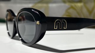Gafas de sol Miu Miu negras