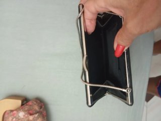 Bolso de mano negro con cadena plateada