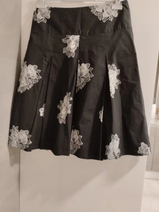 Falda negra con bordados blancos