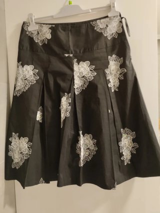 Falda negra con bordados blancos