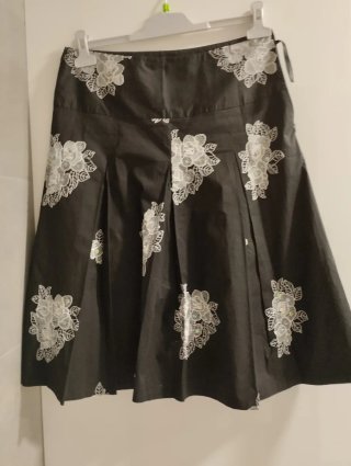Falda negra con bordados blancos