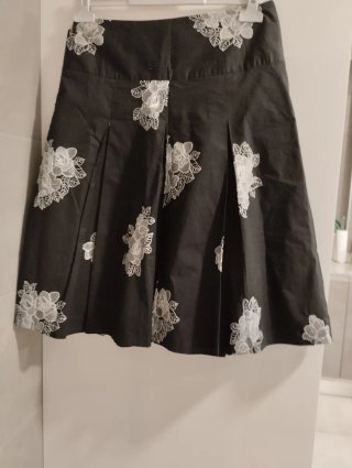 Falda negra con bordados blancos