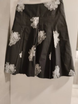 Falda negra con bordados blancos