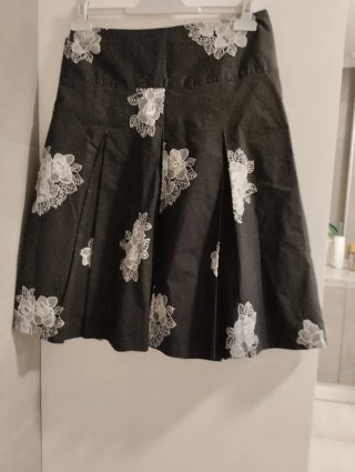 Falda negra con bordados blancos