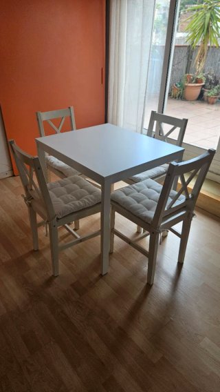 Mesa de cocina con 4 sillas blancas