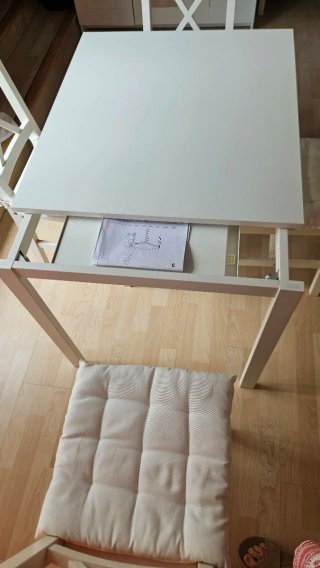 Mesa de cocina con 4 sillas blancas