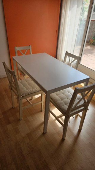 Mesa de cocina con 4 sillas blancas