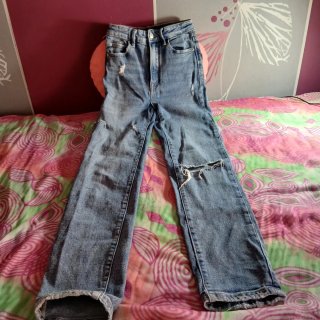 Pantalón vaquero chica desgarrado pierna