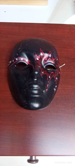 Maschera nera decorata