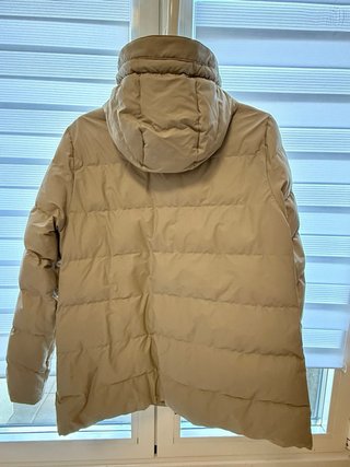 Chaqueta acolchada color arena impermeable