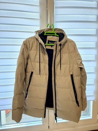 Chaqueta acolchada color arena impermeable