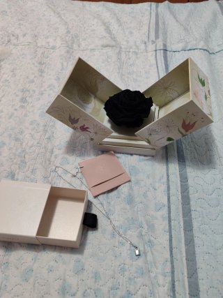 Caja Rosa Negra y Colgante Candado