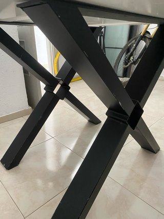 Mesa comedor diseño X patas metal y tablero claro