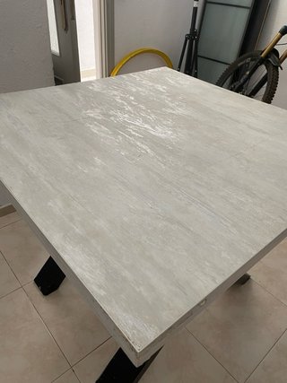 Mesa comedor diseño X patas metal y tablero claro