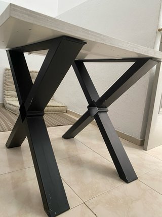 Mesa comedor diseño X patas metal y tablero claro