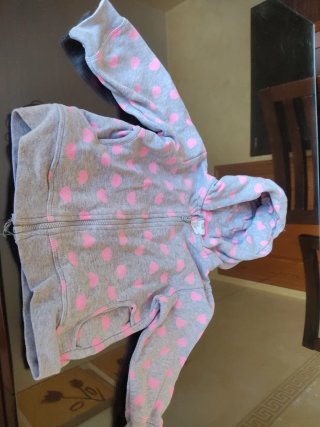 Chaqueta niña gris con corazones rosas