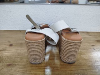 Sandalias blancas y marrones Made in Spain