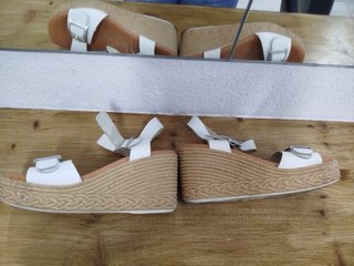 Sandalias blancas y marrones Made in Spain