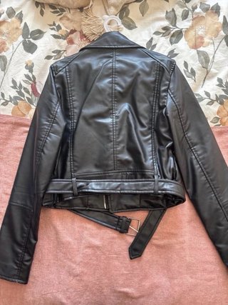 Cazadora cuero Pull&Bear negra