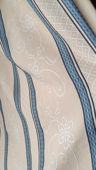 Tende gialle, blu e bianche