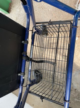 Andador 4 ruedas con asiento y freno por presión