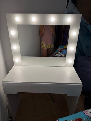 Tocador blanco con espejo y luces