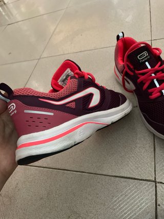 Zapatillas deportivas moradas y rosas