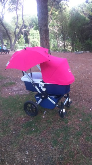 Carro de bebé Bugaboo azul y rosa