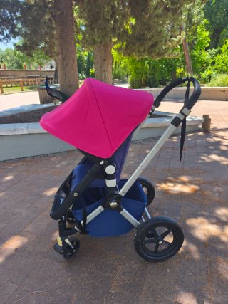 Carro de bebé Bugaboo azul y rosa