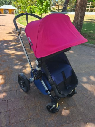 Carro de bebé Bugaboo azul y rosa