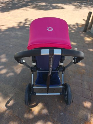 Carro de bebé Bugaboo azul y rosa
