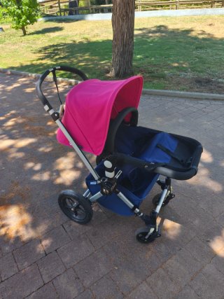 Carro de bebé Bugaboo azul y rosa